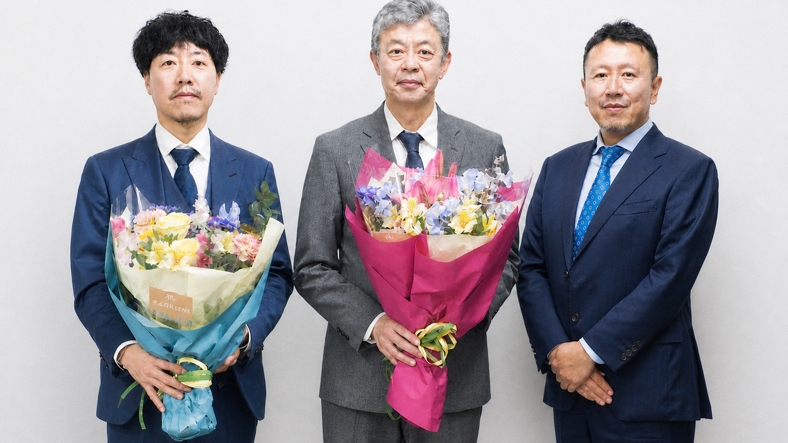 M&A成立後に関係者3名が集まった記念写真
