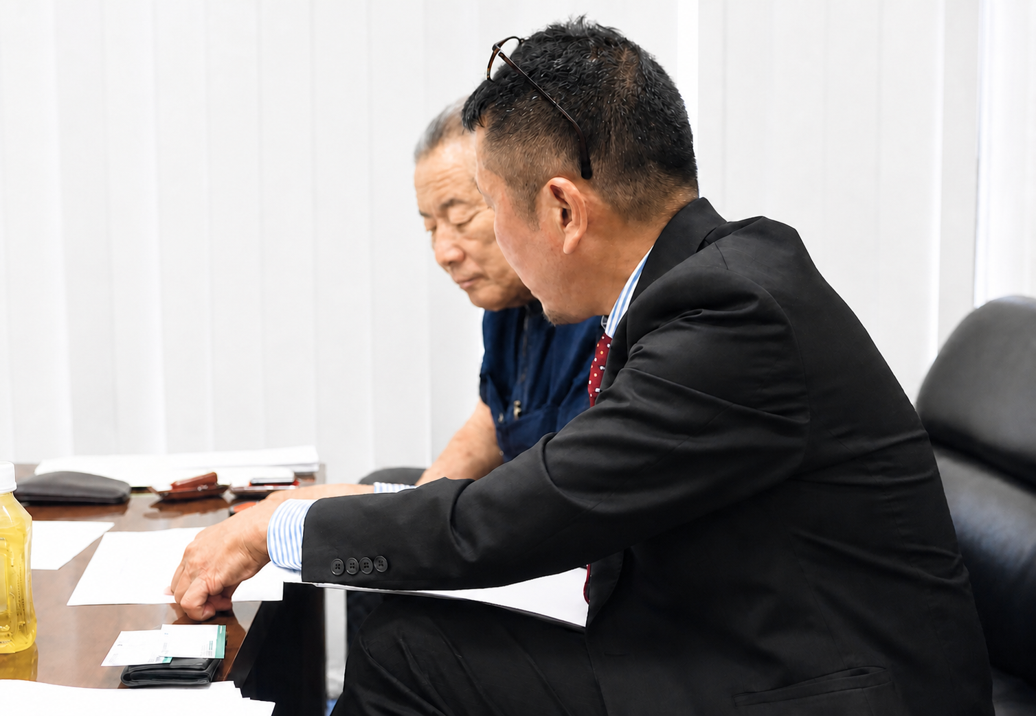 相談者と資料を確認しながら対話する様子